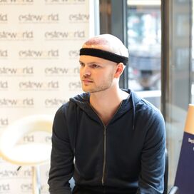 Door research (haarweb, etc.) voor haartransplantatie in Turkije gekozen.