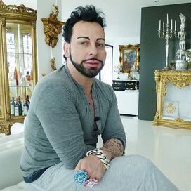 Wereldberoemde Mode Ontwerper Harald Gloeckler kiest voor een haartransplantatie bij Esteworld Istanbul.