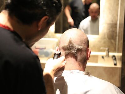 Utopiaan Gerrit bij Esteworld voor zijn haartransplantatie