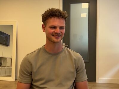 Door research (haarweb, etc.) voor haartransplantatie in Turkije gekozen.