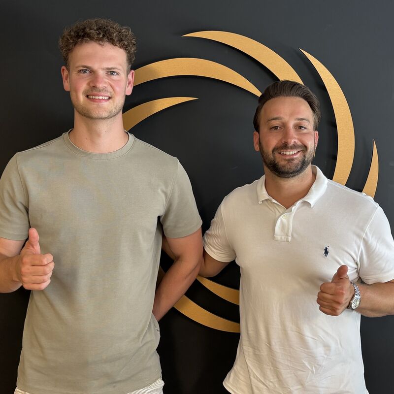 Door research (haarweb, etc.) voor haartransplantatie in Turkije gekozen.