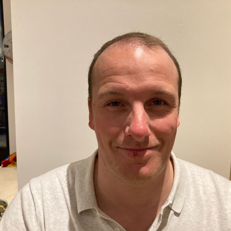 Guy, erg blij met hoe alles gelopen is