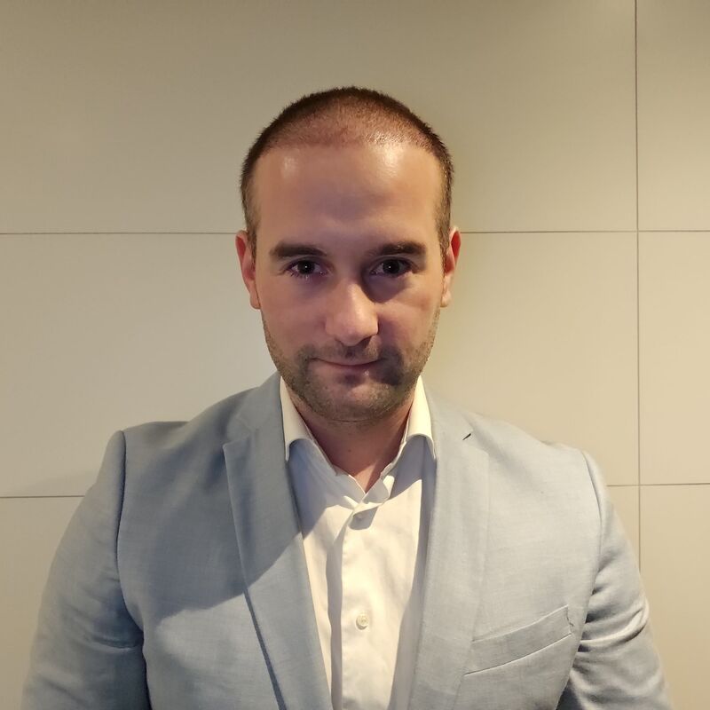 Jorrit stoorde zich al jaren aan die terugtrekkende haarlijn
