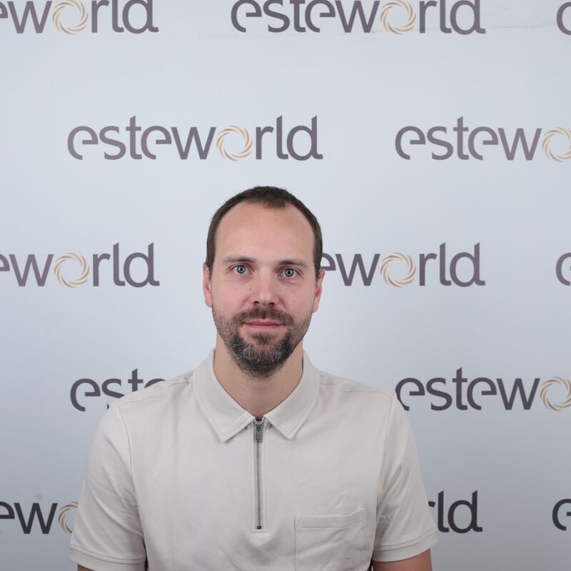 Tom, na verdoezelen met kapsels nu haartransplantatie