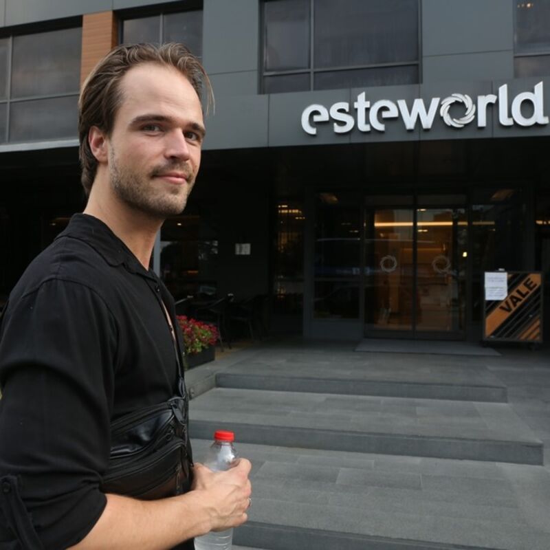 Wat doe je als je haar langzaam verdwijnt? Esteworld! 
